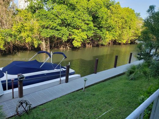 Residential complexes in North Miami, Miami-Dade