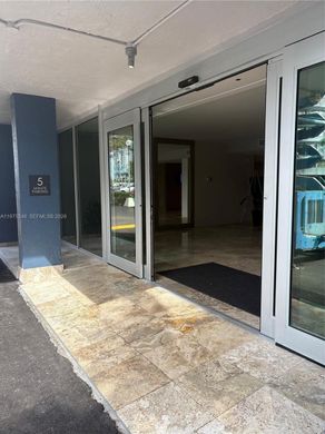 Residential complexes in North Miami Beach, Miami-Dade