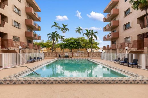 ハイアリア, Miami-Dade Countyのアパートメント・コンプレックス