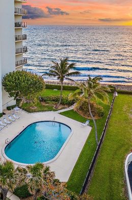 Residential complexes in Palm Beach Shores, Palm Beach