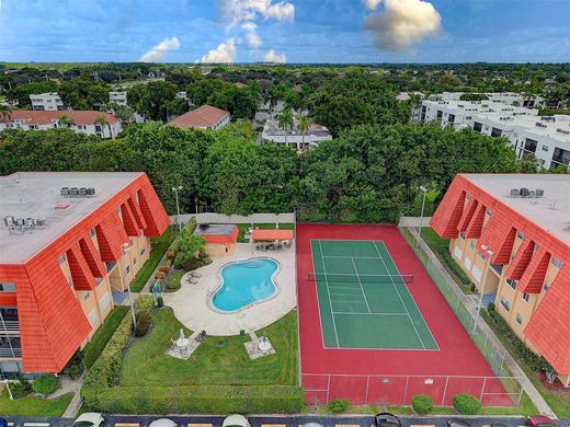 Residential complexes in Boca Raton, Palm Beach