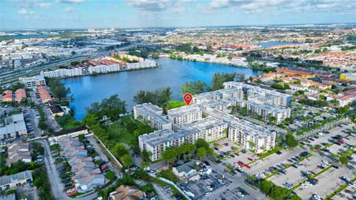 公寓楼  Hialeah Gardens, Miami-Dade County