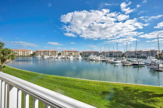 Fort Pierce, Saint Lucie Countyのアパートメント・コンプレックス