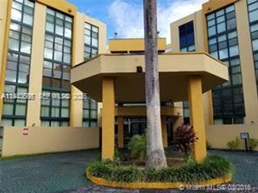 マイアミ, Miami-Dade Countyのアパートメント・コンプレックス