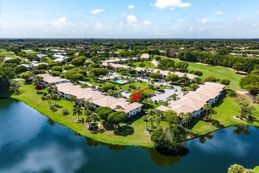 Residential complexes in Boynton Beach, Palm Beach