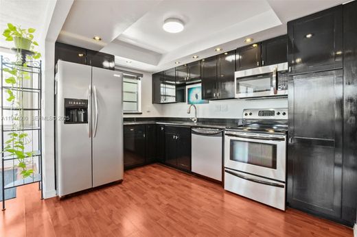 ハリウッド, Broward Countyのアパートメント・コンプレックス