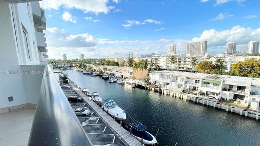 Residential complexes in North Miami Beach, Miami-Dade