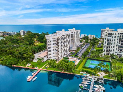 Residential complexes in Boca Raton, Palm Beach