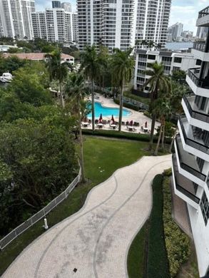 Residential complexes in Sun Haven of Aventura, Miami-Dade
