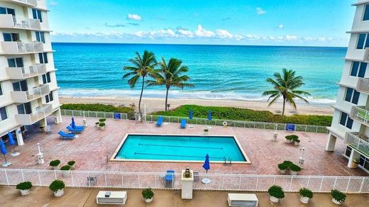 Residential complexes in Highland Beach, Palm Beach