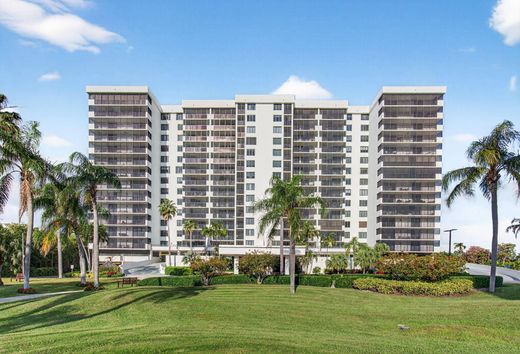 Residential complexes in Highland Beach, Palm Beach