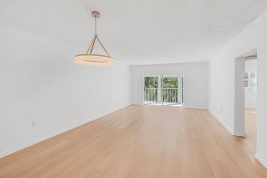 Residential complexes in Boca Raton, Palm Beach