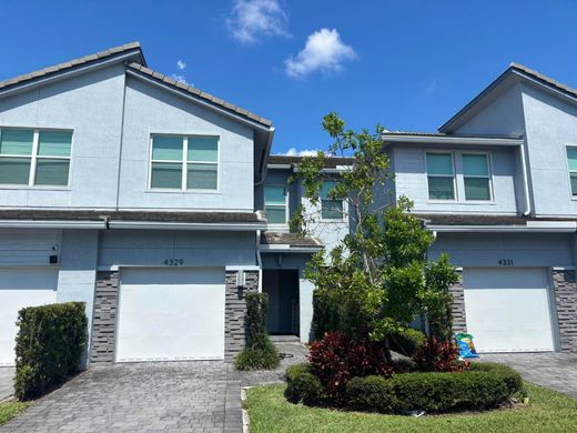 Townhouse in Deerfield Beach, Broward County