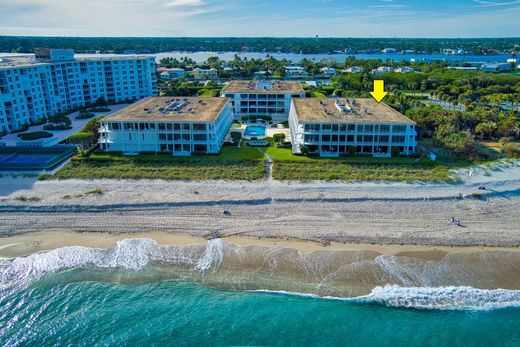 Residential complexes in Palm Beach, Florida