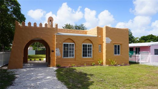 Villa in Opa-locka North  (historical), Miami-Dade