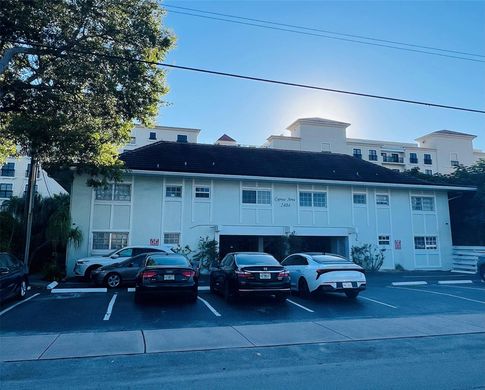 Residential complexes in Fort Lauderdale, Broward County