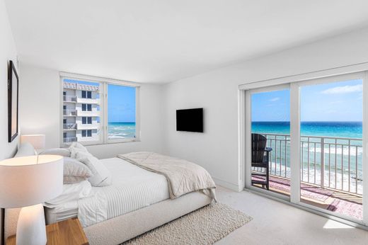 Residential complexes in Highland Beach, Palm Beach