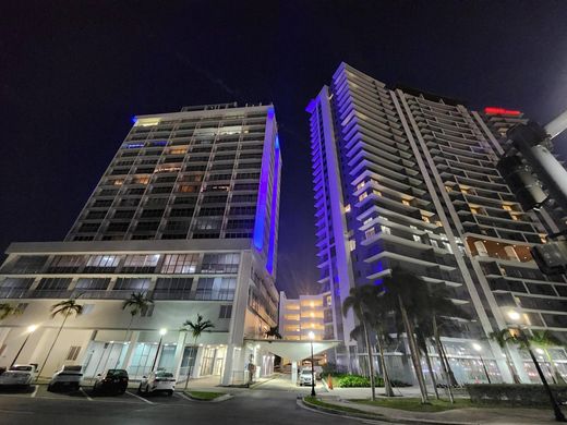 Residential complexes in Hollywood, Broward County