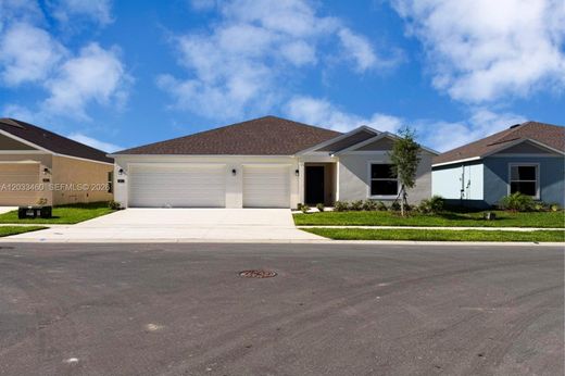 Villa in Winter Haven Mobile Home Park, Polk County