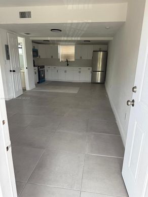 ハイアリア, Miami-Dade Countyのアパートメント・コンプレックス