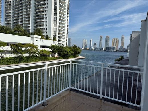 North Miami Beach, Miami-Dade Countyのアパートメント・コンプレックス