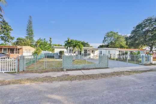 Villa in Opa-locka North  (historical), Miami-Dade