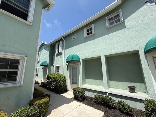 Residential complexes in Hypoluxo, Palm Beach