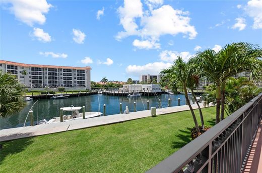 Residential complexes in Boca Raton, Palm Beach