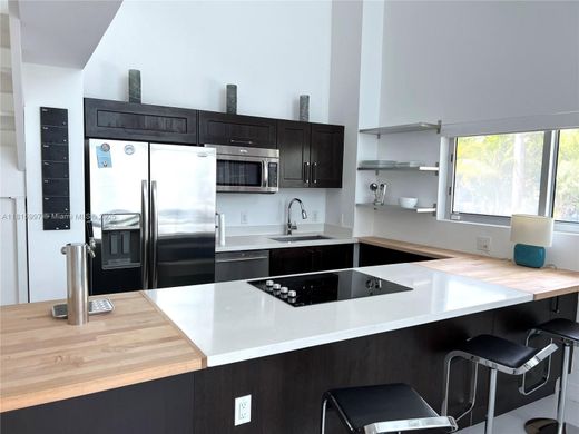 Residential complexes in Miami Beach, Miami-Dade