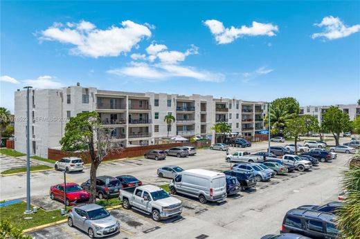 Жилой комплекс, Hialeah, Miami-Dade County