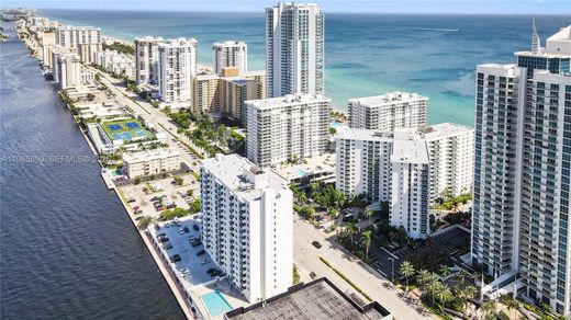 Residential complexes in Hollywood, Broward County