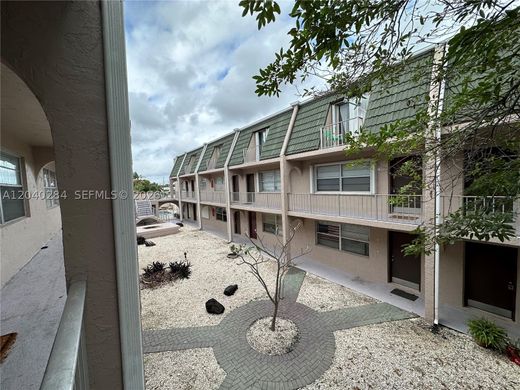 Wohnkomplexe in Deerfield Beach, Broward County
