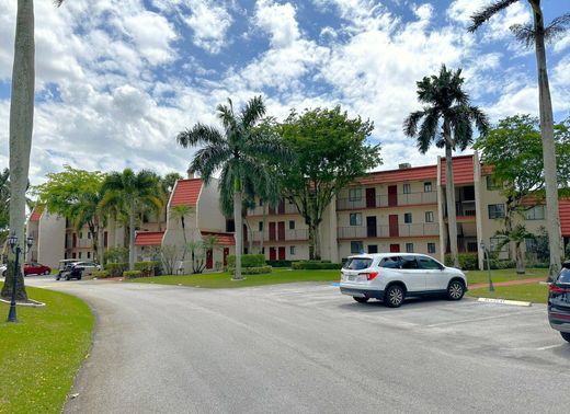 Residential complexes in Lake Worth, Palm Beach