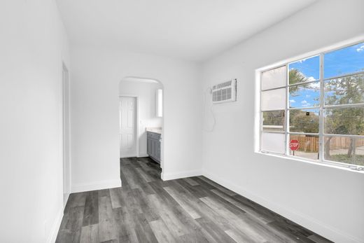 Residential complexes in Lake Worth, Palm Beach