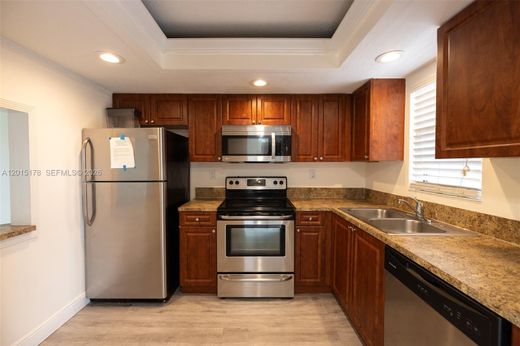 Residential complexes in Boca Raton, Palm Beach