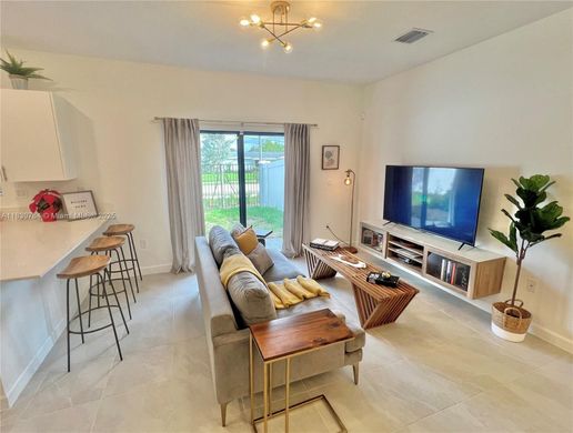 Townhouse in Miami Gardens, Miami-Dade