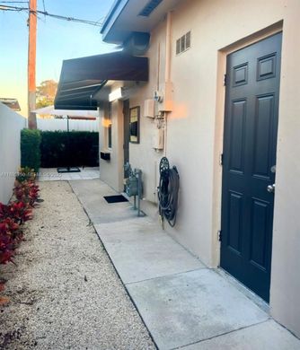 ハイアリア, Miami-Dade Countyのアパートメント・コンプレックス