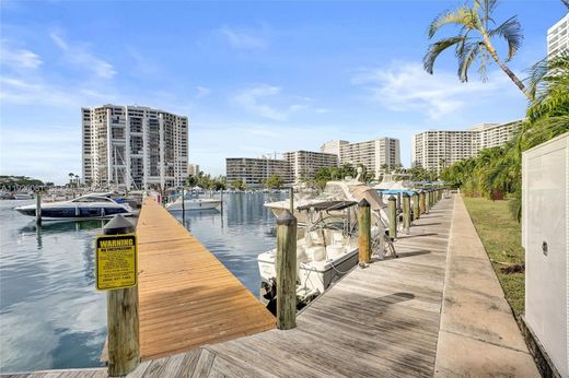 Willa w Hallandale Beach, Broward County