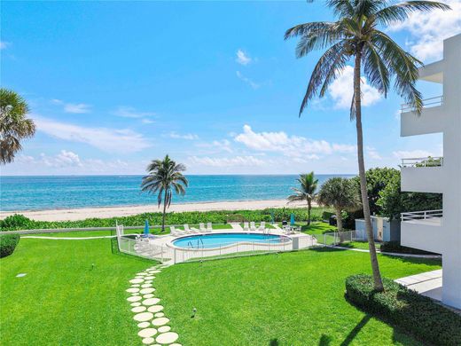 Residential complexes in Highland Beach, Palm Beach