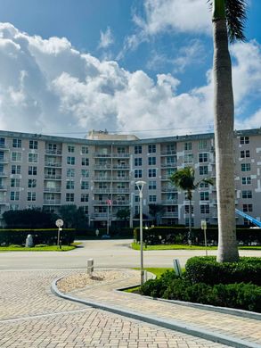 Residential complexes in Boca Raton, Palm Beach