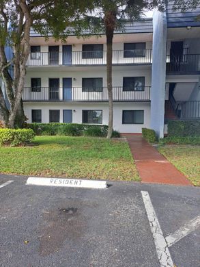 Residential complexes in Lake Worth, Palm Beach