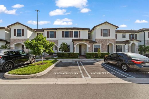 Casa di città a Hialeah, Miami-Dade County