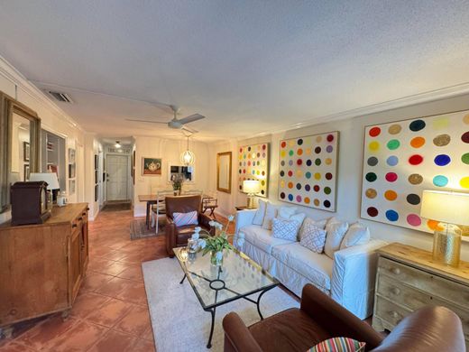 Residential complexes in Ocean Ridge, Palm Beach