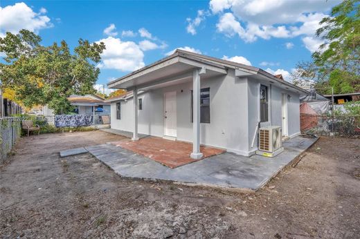 Willa w Miami Heights Trailer Park, Miami-Dade County