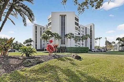 Residential complexes in Boca Raton, Palm Beach