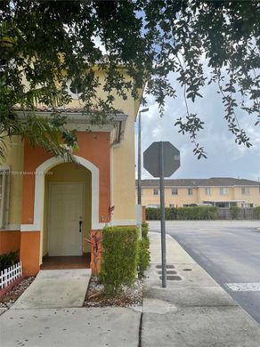 Casa di città a Hialeah, Miami-Dade County