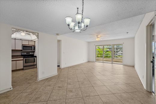 Residential complexes in Palm Springs, Palm Beach