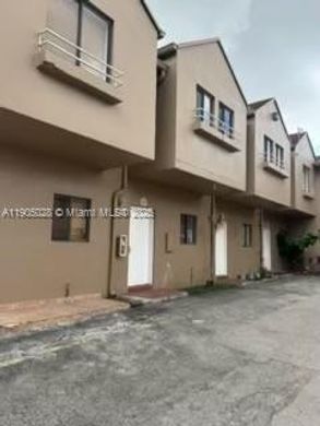 ハイアリア, Miami-Dade Countyのアパートメント・コンプレックス