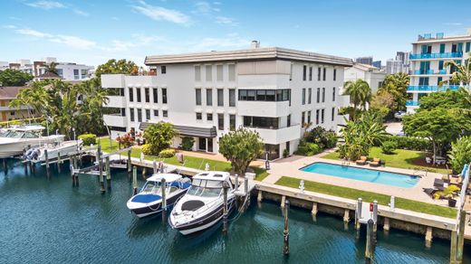Residential complexes in Fort Lauderdale, Broward County