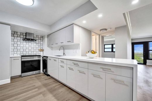 Residential complexes in Fort Lauderdale, Broward County